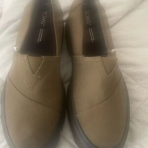 NWOT TOMS Women’s Khaki Slip-On Loafers